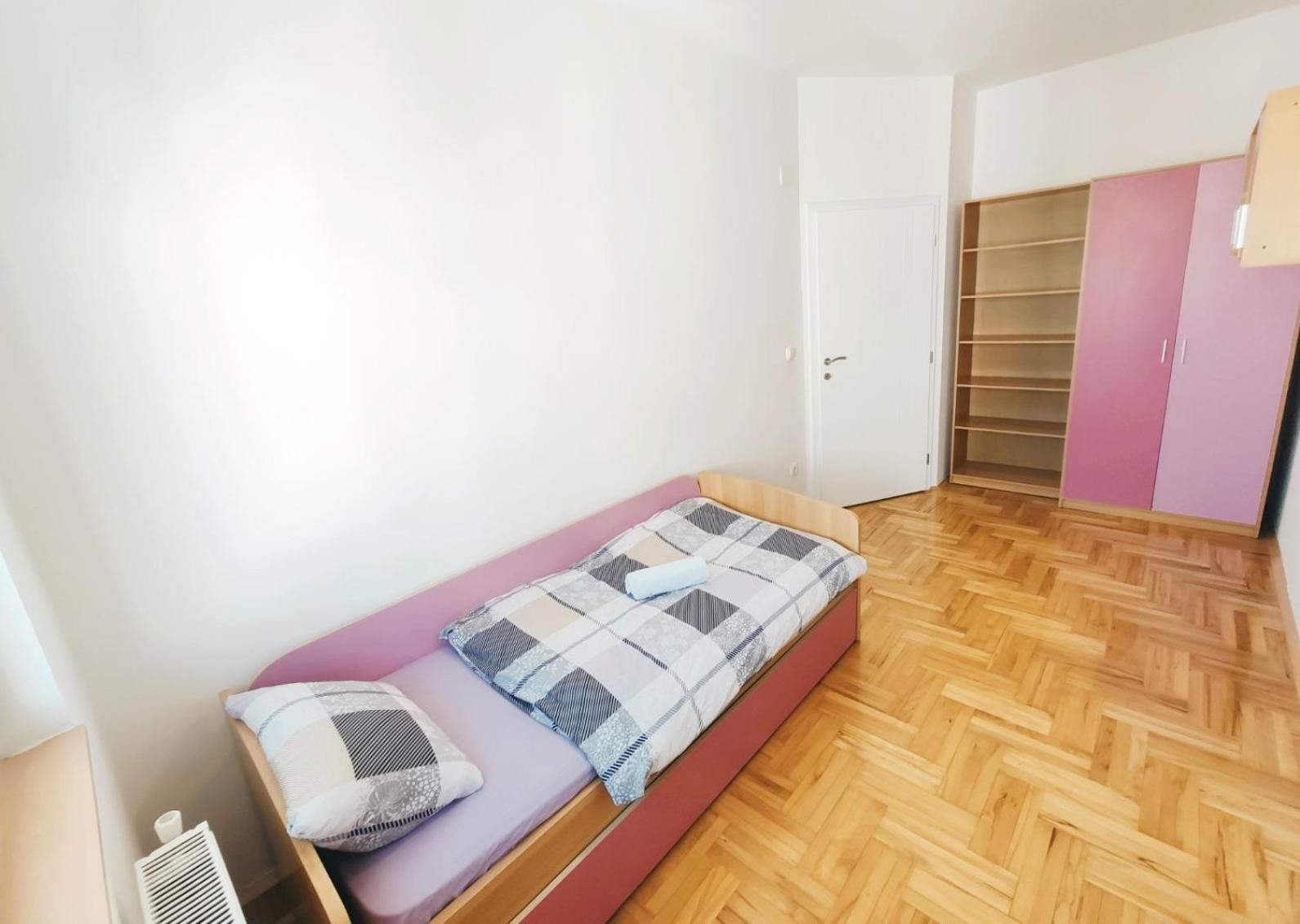 Urban Hostel & Apartments Skopje Pokoj fotografie